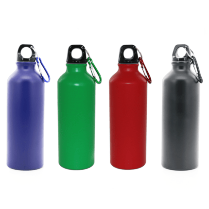 Gourde promotionnelle coloré avec couvercle en plastique noir et mousqueton en métal coloré Matière: Aluminium Volume : 500 ml Dimensions: 21×6,5 cm Poids : 75 gr Dimensions carton: 71,5×43,5×23,5 cm Poids carton: : 7kg / 60 PCS Emballage: Boite en carton blanc Impression recommandée: Marquage Laser